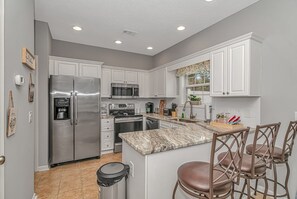 Fridge, microwave, oven, stovetop - Discount! Walk to Beach, Golf,  Pool, Arcade, Beautiful and peaceful community (North Myrtle Beach)