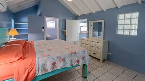 Un dormitorio con cama, cómoda y ventana.
