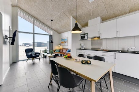 Full-sized fridge, microwave, oven, stovetop