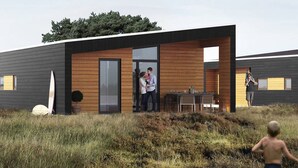Un bâtiment moderne doté d’un toit plat, de grandes fenêtres et d’un mélange de lambris en bois foncé et clair.
