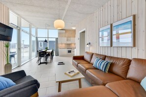 Modern 8 | Zona de estar | Televisión de pantalla plana de 43 pulgadas con canales por cable