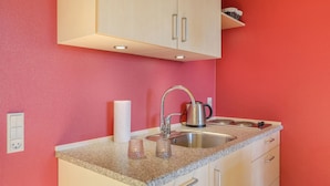 A kitchen with a sink, a kettle, and a countertop. - Stunning apartment in Allinge with WiFi (Allinge)