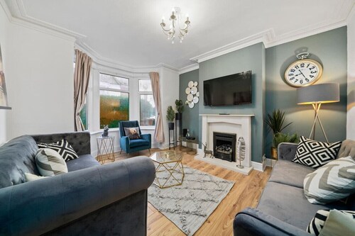 5 Bedroom House with Parking, Smart TVs & Garden