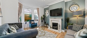 5 Bedroom House with Parking, Smart TVs & Garden