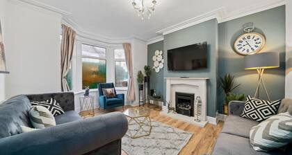 5 Bedroom House with Parking, Smart TVs & Garden