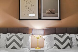 5 Schlafzimmer, Schreibtisch, Bügeleisen/Bügelbrett, Reisekinderbett