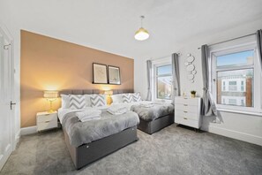 5 slaapkamers, een bureau, een strijkplank/strijkijzer, reisbedje