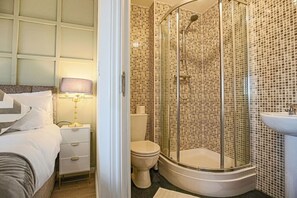 Bañera con ducha, secador de pelo