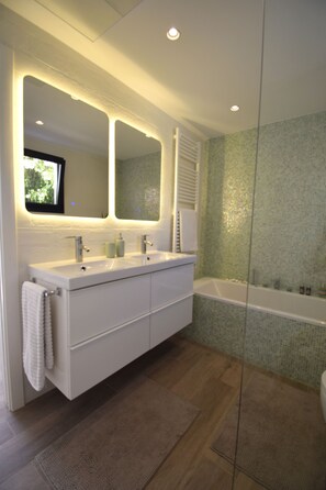 Bathtub, jetted bath, hair dryer, towels - Luxury Eco Villa  with Heated pool in Gaucin Town (Gaucín)