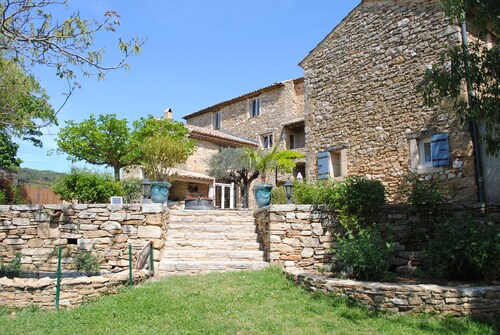 Mas 18 persons, in the middle of vineyards, large fenced garden, private swimming pool