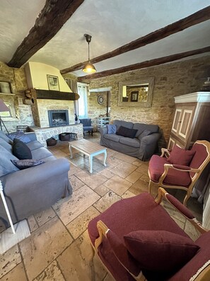 Smart TV, fireplace, ping pong, books