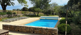 Mas 18 personnes, au milieu des vignes, grand jardin clôturé, piscine privée