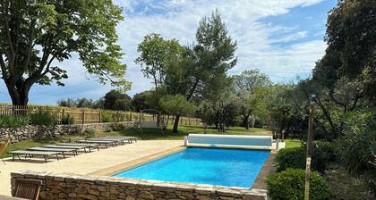 Mas 18 persons, in the middle of vineyards, large fenced garden, private swimming pool