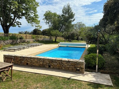 Mas 18 persons, in the middle of vineyards, large fenced garden, private swimming pool
