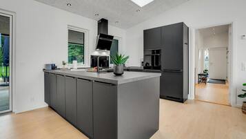 Réfrigérateur, four, plaque de cuisson, lave-vaisselle