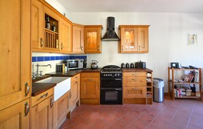 Refrigerador, parrilla de estufa, lavavajillas y cafetera y tetera 