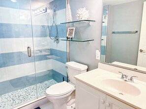 Shower, jetted bath, towels