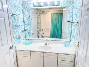 Shower, jetted bath, towels