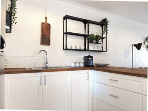 Fridge, microwave, oven, stovetop - This apartment is a 2 bedroom(s), 1 bathrooms, located in Fremantle, WA. (Fremantle)