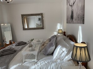 Appartamento, 2 letti queen | 2 camere, ferro/asse da stiro, Wi-Fi gratuito, lenzuola
