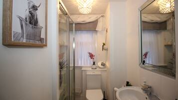Apartment | Bathroom | Shower, hair dryer, towels