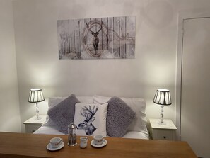 Appartamento, 2 letti queen | 2 camere, ferro/asse da stiro, Wi-Fi gratuito, lenzuola