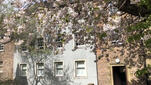 A building with multiple windows and a stone entrance. - Historic Old Town 2 Bed Ground Floor Apartment (Stirling)