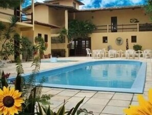 Piscine intérieure, accÚs possible de 8 h à 22 h, parasols