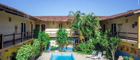 Innenpool, geöffnet von 08:00 Uhr bis 22:00 Uhr, Sonnenschirme