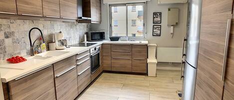 Fridge, cookware/dishes/utensils