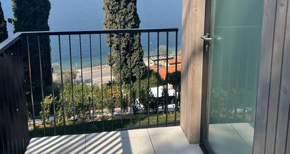 3 Zimmer Apartment am Gardasee mit traumhaften Seeblick und Pool in Torri