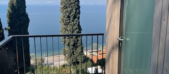 3 Zimmer Apartment am Gardasee mit traumhaften Seeblick und Pool in Torri