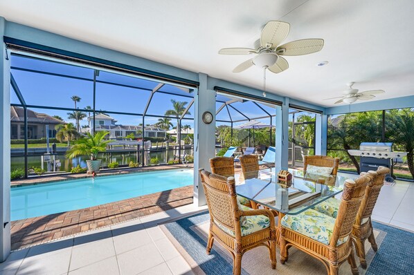 Outdoor pool, a heated pool - Charming and cozy with a dock for your boat and minutes to the Beach (Marco Island)
