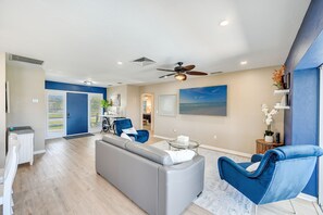 Smart TV, stereo - Charming and cozy with a dock for your boat and minutes to the Beach (Marco Island)