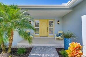 Exterior detail - Charming and cozy with a dock for your boat and minutes to the Beach (Marco Island)