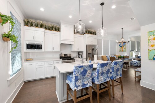 Gorgeous 4 bed/3.5 bath Home with Private Pool