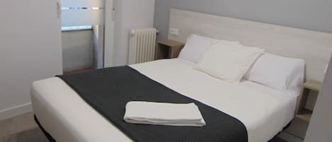 1 bedroom, bed sheets