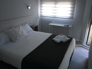 1 bedroom, bed sheets - Hostel I dream: FAMILIAR JUNIOR SUITE (Salamanca)
