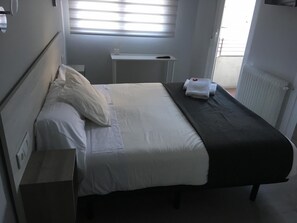 1 bedroom - Hostal I dream: Double room (Salamanca)