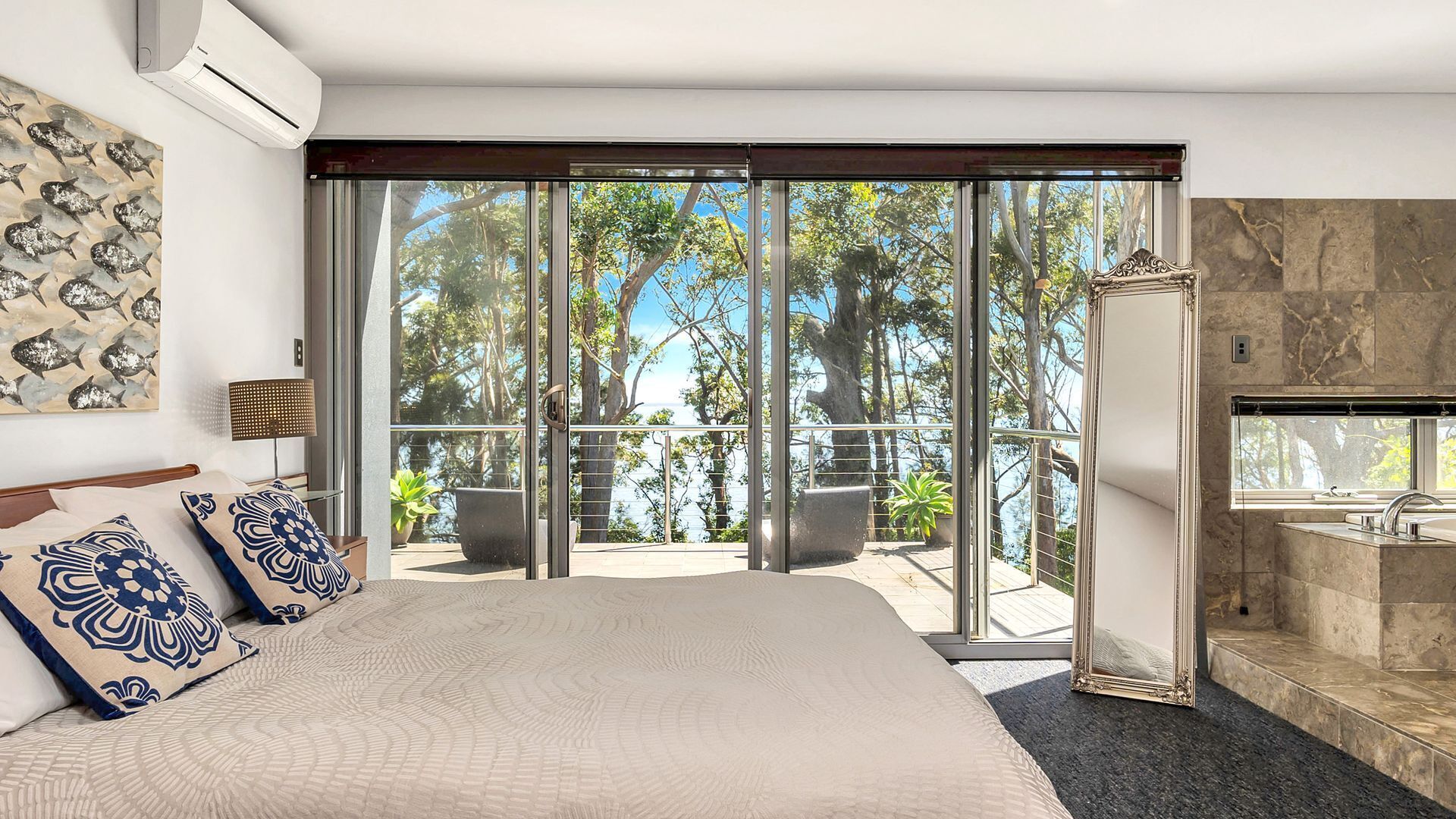 4 bedrooms, desk, iron/ironing board, free WiFi