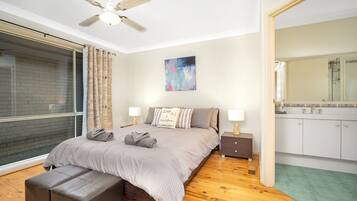 4 slaapkamers, een strijkplank/strijkijzer, reisbedje, gratis wifi