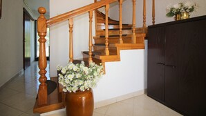 Eine Holztreppe mit einem Blumenstrauß unten.
