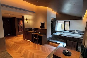 A modern kitchen with a large island, a built-in oven, and a window overlooking the garden. - Wyndham Fengqing Resort (Lincang)