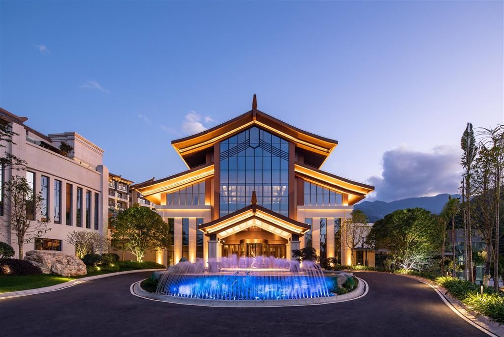 Un hotel moderno con un atrio central y una fuente.
