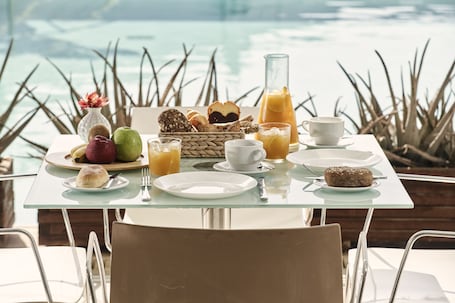 Daily continental breakfast (EUR 10 per person). Oxygen Favie