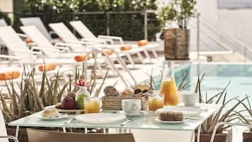 Daily continental breakfast (EUR 10 per person)