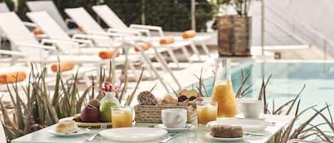 Daily continental breakfast (EUR 10 per person)