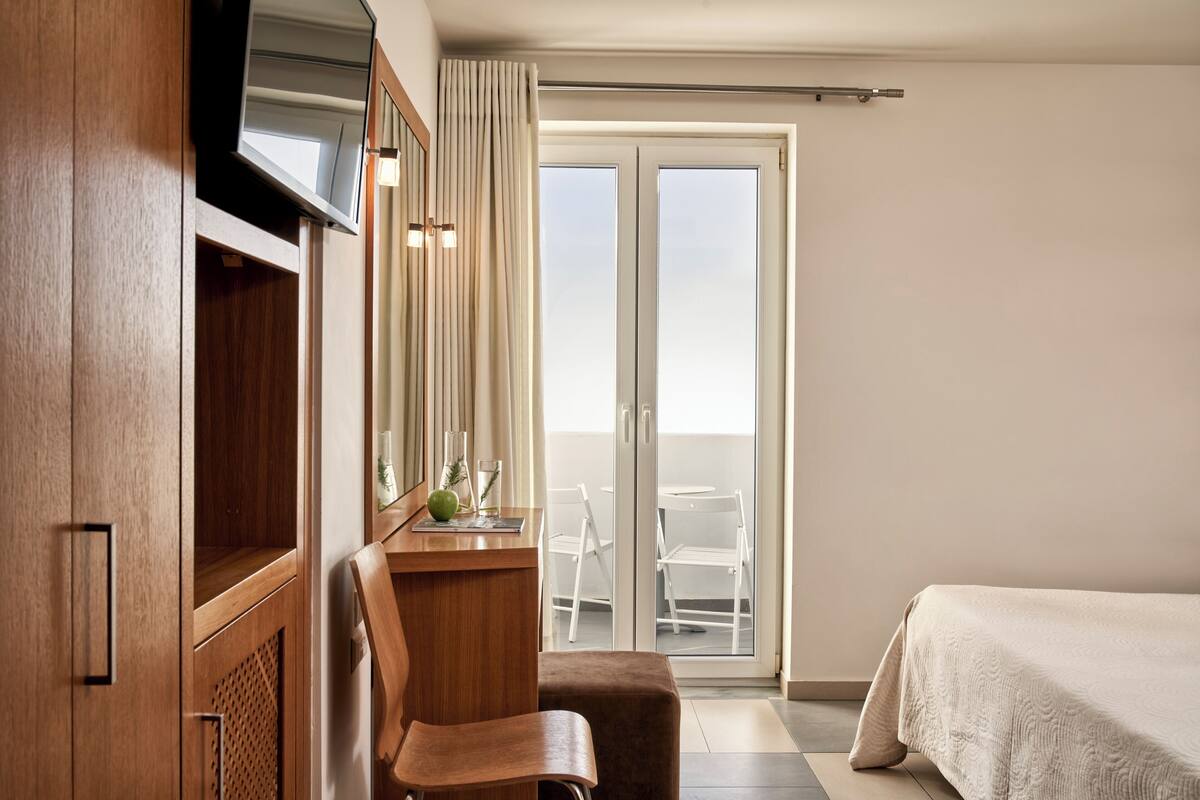 Cofres nos quartos, escrivaninha, Wi-Fi de cortesia, roupa de cama