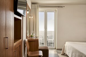 Executive Double or Twin Room | In-room safe, desk, free WiFi, bed sheets