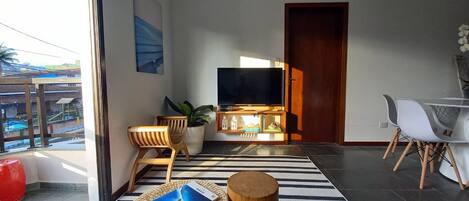 Una Smart TV, libros